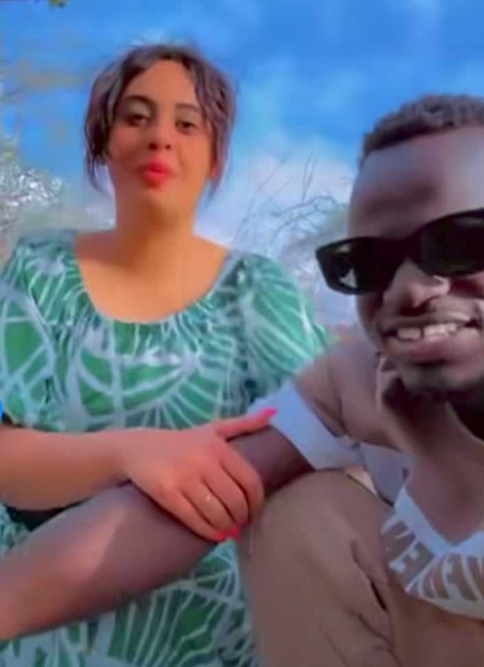 شاهد بالصورة والفيديو.. فتاة مصرية حسناء تظهر مع صديقها السوداني داخل إحدى الغابات وتمسك به من يده بطريقة مثيرة خوفاً من الحيوانات المفترسة 10 462648942 1638386920094588 9065572258345854128 n