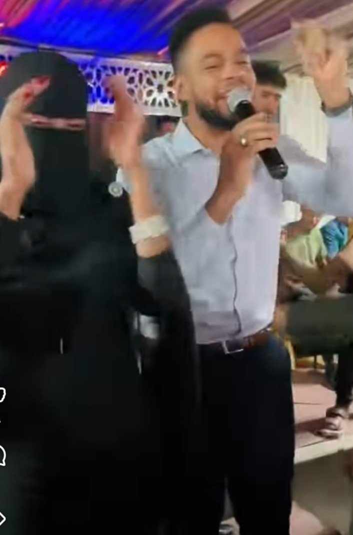 شاهد بالصورة والفيديو.. "منقبة" سودانية تدخل في وصلة رقص مثيرة على أنغام أغنية الفنان الشبح "شلع البرق" ومتابعون: (زوجته وتحرص على الذهاب معه لحفلاته خوفاً من الشلابات) 10 465936905 534367026420590 8289938978195997631 n 1