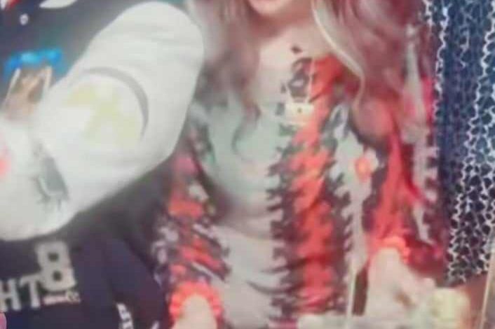 شاهد بالصورة والفيديو.. اليوتيوبر السودانية خديجة أمريكا تظهر في وصلة رقص مثيرة مع زوجها "حامد" وتقوم بتعطيره والأخير يرد عليها بقبلة خاطفة 1 467462207 1562871837955669 6190051098563826090 n