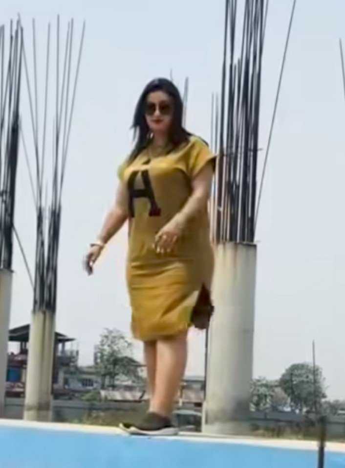 شاهد بالصورة والفيديو.. شبيهة الفنانة أفراح عصام تستعرض جمالها بأزياء مثيرة من المدرجات وتخطف الأضواء على مواقع التواصل السودانية 10 467473838 1149537429867721 6131722888250769806 n