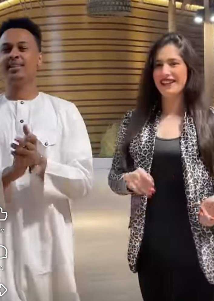 شاهد بالصورة والفيديو.. حسناء عربية تشارك شاب سوداني الرقص على أنغام أغنية الفنانة إيمان الشريف وساخرون: (الله أكبر أولادنا مسيطرين) 10 467476855 615645304154803 724255731820139149 n