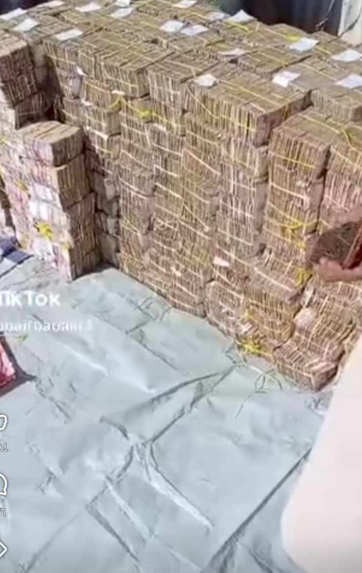 شاهد بالصورة والفيديو.. تاجر بصل بمدينة الدامر يفاجئ بنك السودان والمواطنين بتخزينه مبلغ 11 ترليون داخل منزله 10 467480350 879497797411510 6479909344739160678 n