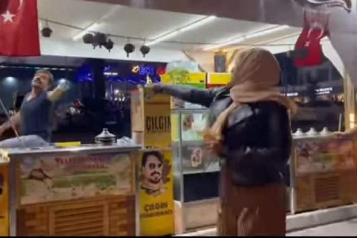 شاهد بالصورة والفيديو.. فتاة سودانية تقدم فواصل من الرقص المثير مع شاب أجنبي بالشارع العام وتفجر ثورة من الغضب على مواقع التواصل 1 467481057 609736498241990 2611610672206894753 n