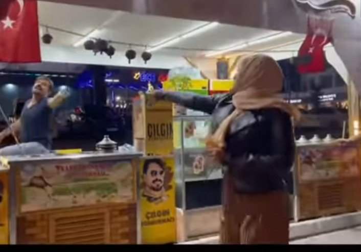 شاهد بالصورة والفيديو.. فتاة سودانية تقدم فواصل من الرقص المثير مع شاب أجنبي بالشارع العام وتفجر ثورة من الغضب على مواقع التواصل 10 467481057 609736498241990 2611610672206894753 n