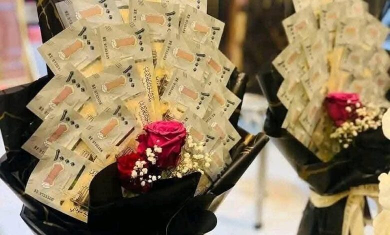 شاهد بالصورة.. سوداني يفاجئ عروسته ويبعث لها مهر الزواج بالعملة الجديدة بعد ساعات من طرحها على المواطنين 1 469450554 1631709337731328 5616143131601325513 n