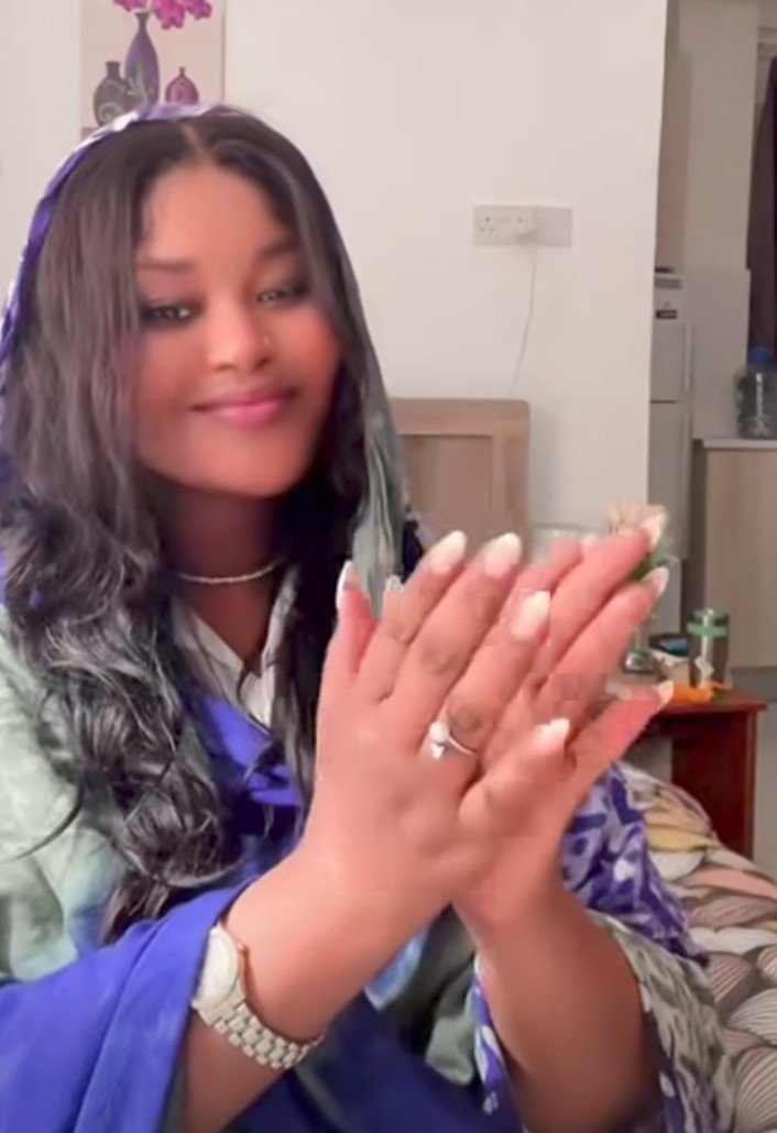 شاهد بالصورة والفيديو.. حسناء سوداني تغني وترقص بطريقة مثيرة على أنغام (كان داير البل تعال لدار حمر) 10 470051321 1660889487857253 1319834474784090842 n