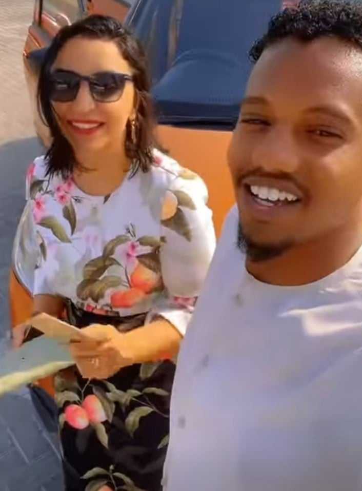 شاهد بالصورة والفيديو.. فرحة الفتاة بإمتلاك السيارة خطفت الأضواء.. شاب سوداني يبيع سيارته الجديدة لمصرية حسناء وساخرون: (تم نقل كرين بحري لمدينة دبي بنجاح) 10 470054858 1668160317096027 8238360316859840643 n