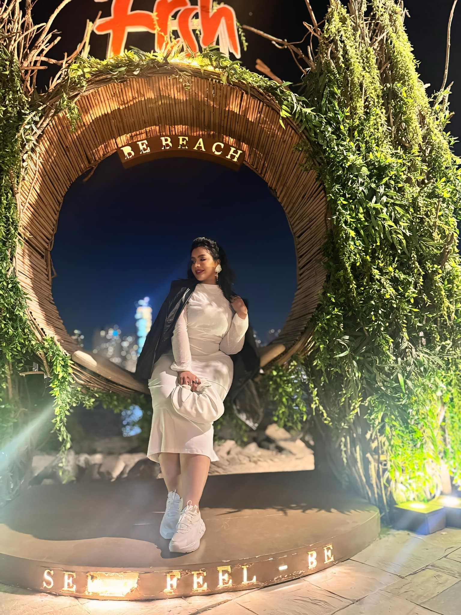 شاهد بالصور.. بالأبيض الأنيق.. نجمة السوشيال ميديا الأولى بالسودان "لوشي" تخطف الأضواء بجلسة تصوير ملفتة واللوايشة: (ربنا يحفظك لينا من تجار البصل) 3 471448914 1159889352159976 3093522681030377482 n