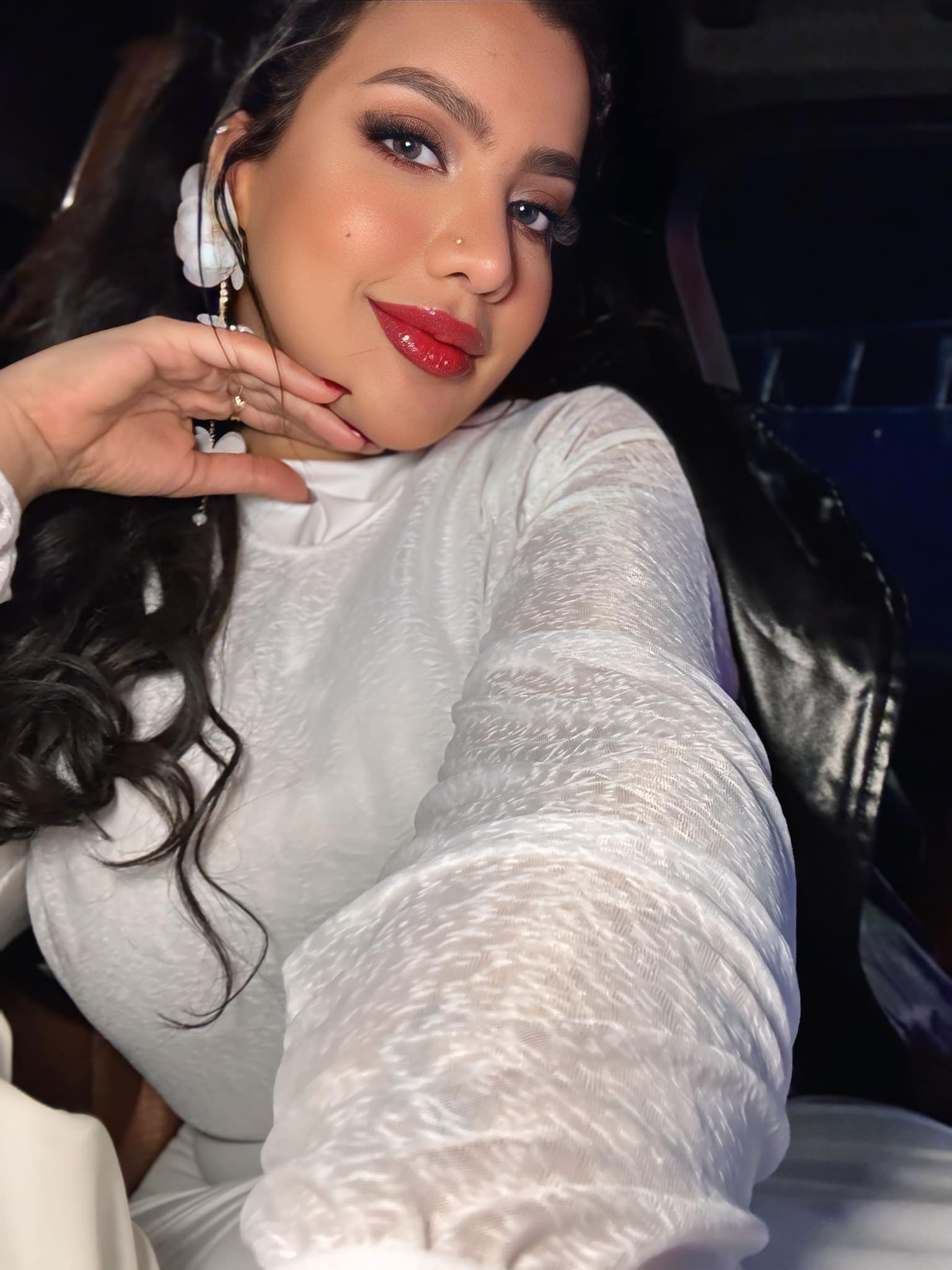 شاهد بالصور.. بالأبيض الأنيق.. نجمة السوشيال ميديا الأولى بالسودان "لوشي" تخطف الأضواء بجلسة تصوير ملفتة واللوايشة: (ربنا يحفظك لينا من تجار البصل) 2 471860509 1159889292159982 8444261370348693357 n