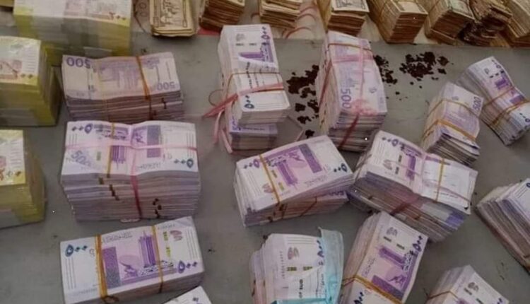 شاهد بالفيديو.. بعد تغيير العملة.. مواطن سوداني يكتشف بالصدفة أن زوجته كانت مليونيرة وتخبي عنه أموال طائلة بـ(الشوالات) وتم كشف سرها بعد القرار 1 FB IMG 1728032371618 750x430 1
