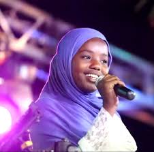 شاهد بالفيديو.. تغيرت ملامحها وأصبحت من المطربات الحسناوات.. فنانة "السيل" الشهيرة ريماز ياسر تعود للظهور بعد طول غياب بالزي العسكري وتغني للجيش 1 images 23