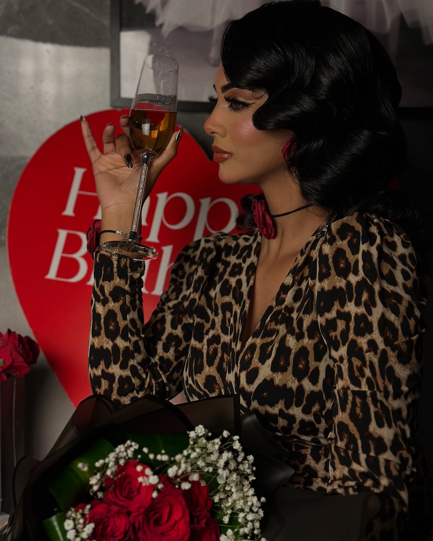 شاهد بالصورة.. زوجة الحرس الشخصي لقائد الدعم السريع تظهر بإطلالة مثيرة وتتغزل في نفسها: (أنا الحرب التي لا يمكن الفوز بها) 2 أمول المنير جديد