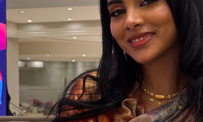 شاهد بالفيديو.. زوجة الحرس الشخصي لقائد الدعم السريع تستعد للمشاركة في مسلسل خليجي ضخم وتستعرض جمالها وأناقتها بإطلالة مبهرة أمام "المرآة" 1 أمول المنير4