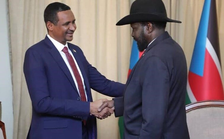 عبر اتصال هاتفي.. حميدتي يطلب من حكومة جنوب السودان السماح لقواته التي يطاردها الجيش بالانسحاب إلى عمق ولاية شمال اعالي النيل ورياك مشار يصدمه ويرفض طلبه 1 حميدتي وسلفا