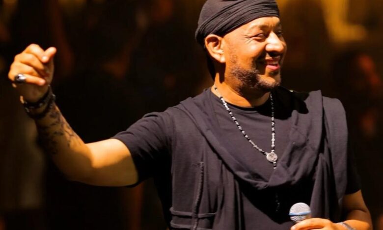 شاهد بالفيديو.. الفنان المصري الشهير عصام كاريكا يغني في حفل زواج سوداني بالقاهرة بمشاركة الفنان عثمان بشة 1 عصام كاريكا مصدر الصورة من حسابه على إنستجرام 1