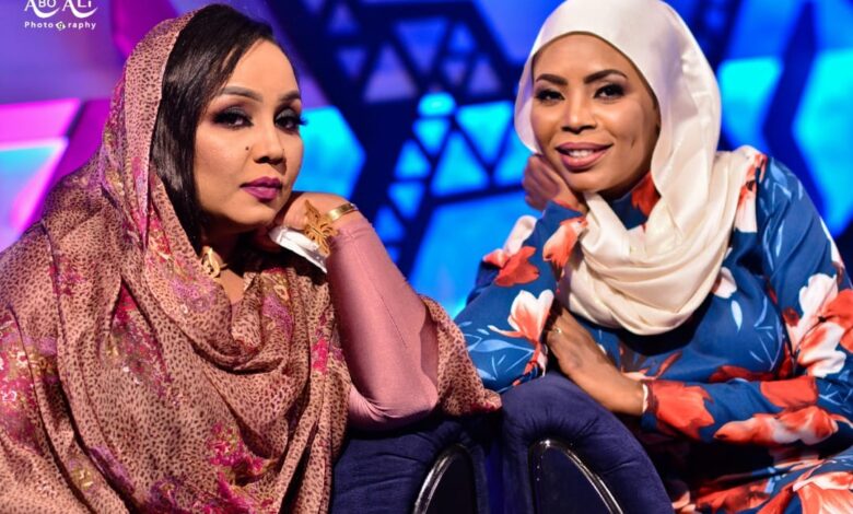 الفنانة إنصاف فتحي تحكي لحظات الرعب التي عاشتها مع صديقتها المطربة هدى عربي بعد أن قام أحدهم بضرب النار وإطلاق الرصاص أمامهما (أنا وهدي اتماسكنا ويا الارض جاك زول والحيل برد) 1 هدى عربي وانصاف فتحي