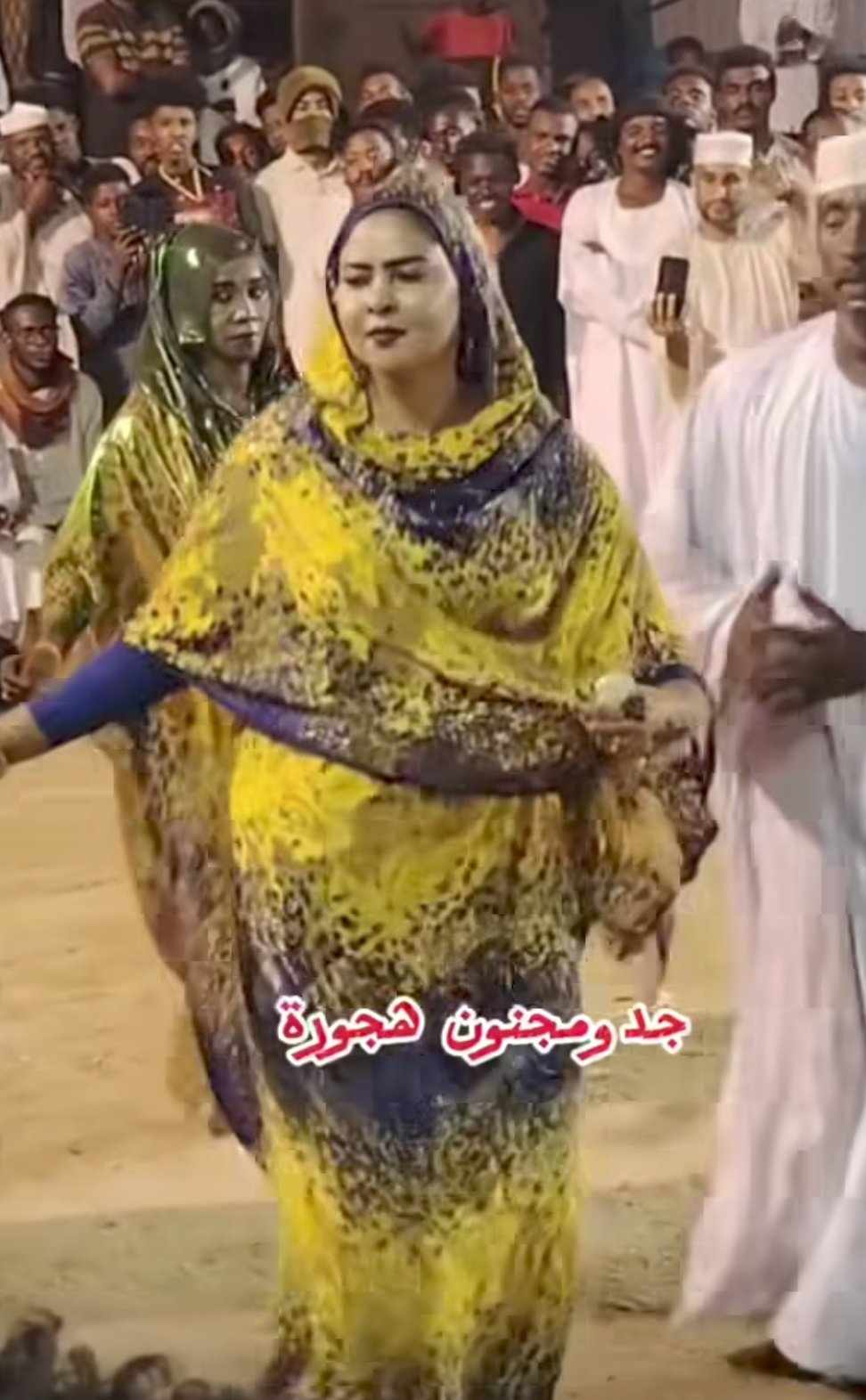 بالفيديو.. شاهد تفاعل الجمهور العريض مع الراقصة الحسناء "هاجر" لحظة توجهها نحوهم في حفل طمبور حاشد وساخرون: (زي ميسي لمن يجيب قون ويجري المدرجات) 10 الراقصة هاجر