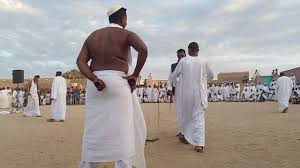 بالفيديو.. شاب "جعلي" يفشل في السيطرة على نفسه ويقوم بإيقاف سيارته "اللوري" داخل ساحة حفل "دلوكة".. يخلع "الجلابية" ويصر على جلده "بالسوط" وساخرون: (صعبتوها يا الجعليين) 10 جلد سوط