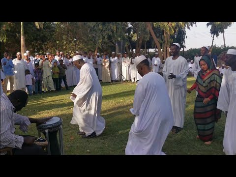 شاهد بالفيديو.. أحد عشاق "الطمبور" يفقد السيطرة على نفسه ويدخل في وصلة رقص هستيرية خلال حفل "طمبور" حاشد 10 كورس طمبور2