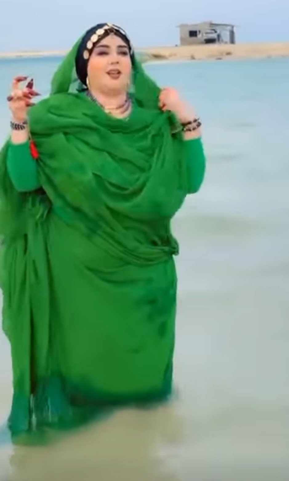 شاهد بالصورة والفيديو.. الفنانة ندى القلعة تستعرض جمالها داخل البحر والجمهور يسخر ويشبهها بالمطربة شهد أزهري 10 ندى القلعة البحر