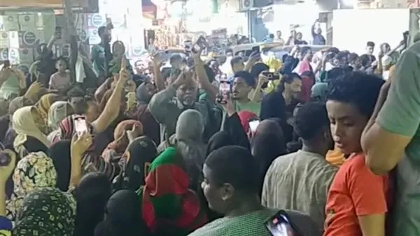 شاهد بالفيديو.. رجال ونساء.. سودانيون بمنطقة "المريوطية" بالقاهرة يخرجون في مسيرات احتفال بعد تحرير الجيش لود مدني ويغنون (الليلة مسافر أنا أنا) 1 459
