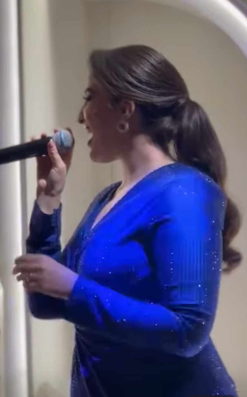 شاهد بالفيديو.. فنانة خليجية حسناء تشعل حفل غنائي على طريقة المطربات السودانيات وساخرون: (القونات نقلن ثقافة الهجيج للعالمية) 10 467485046 1979673422530991 3060932773032300806 n