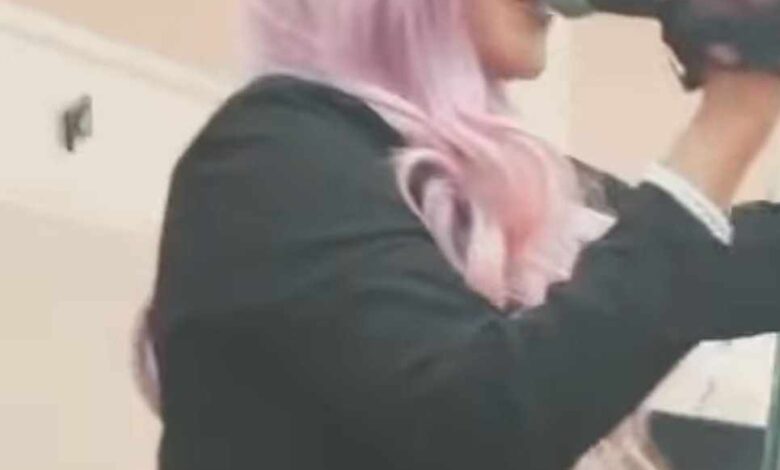 شاهد بالصورة والفيديو.. الفنانة هبة جبرة تفاجئ المتابعين بنيولوك جديد في حفل حاشد والجمهور يسخر من لون شعرها 1 470051317 2216190565444521 8354449102876982657 n