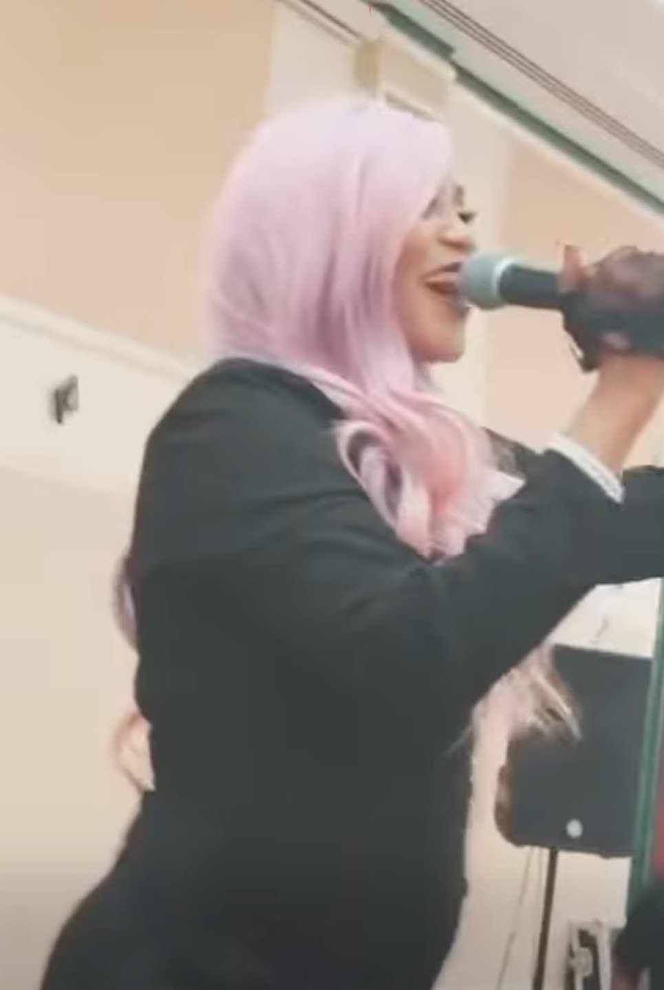 شاهد بالصورة والفيديو.. الفنانة هبة جبرة تفاجئ المتابعين بنيولوك جديد في حفل حاشد والجمهور يسخر من لون شعرها 10 470051317 2216190565444521 8354449102876982657 n