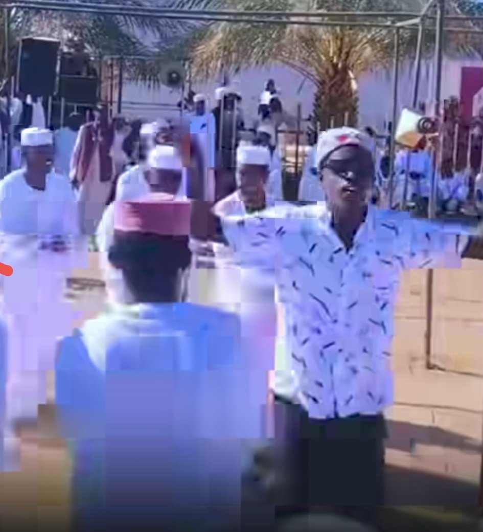 شاهد بالصورة والفيديو.. شاب من "راسطات" الخرطوم يقتحم حفل "طمبور" بالشمالية ويقدم فواصل من الرقص الجميل مع "الكورس" وساخرون: (النازحين إتأقلموا سريع مع الشوايقة) 10 470051708 1157771559100799 8958198232708189282 n
