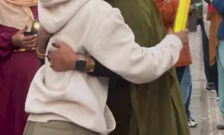 شاهد بالصورة والفيديو.. قامت بإطلاق مدفع من "الزينة".. طالبة سودانية حسناء تحتفل بنهاية إمتحانات الشهادة بفرح هستيري وتدخل في عانق مع المذيعة 1 470051929 9875677339115044 4966044500264306039 n