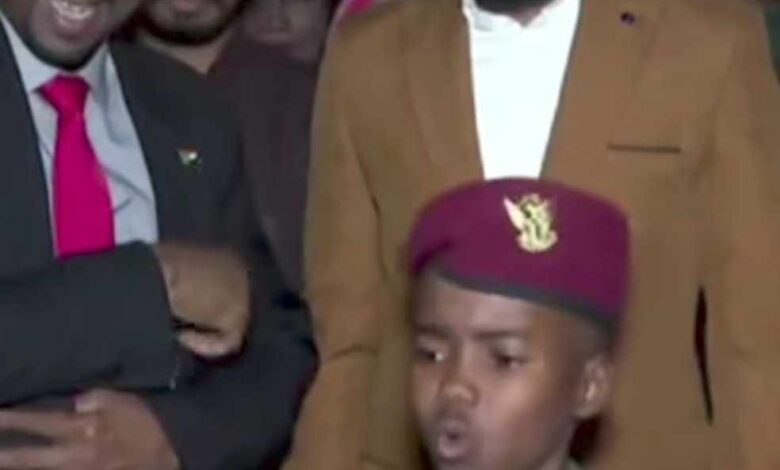 شاهد بالصورة والفيديو.. طفل سوداني يثير إعجاب وزير الإعلام بقصيدة قوية 1 470053616 593850840272190 253107692845821862 n 1