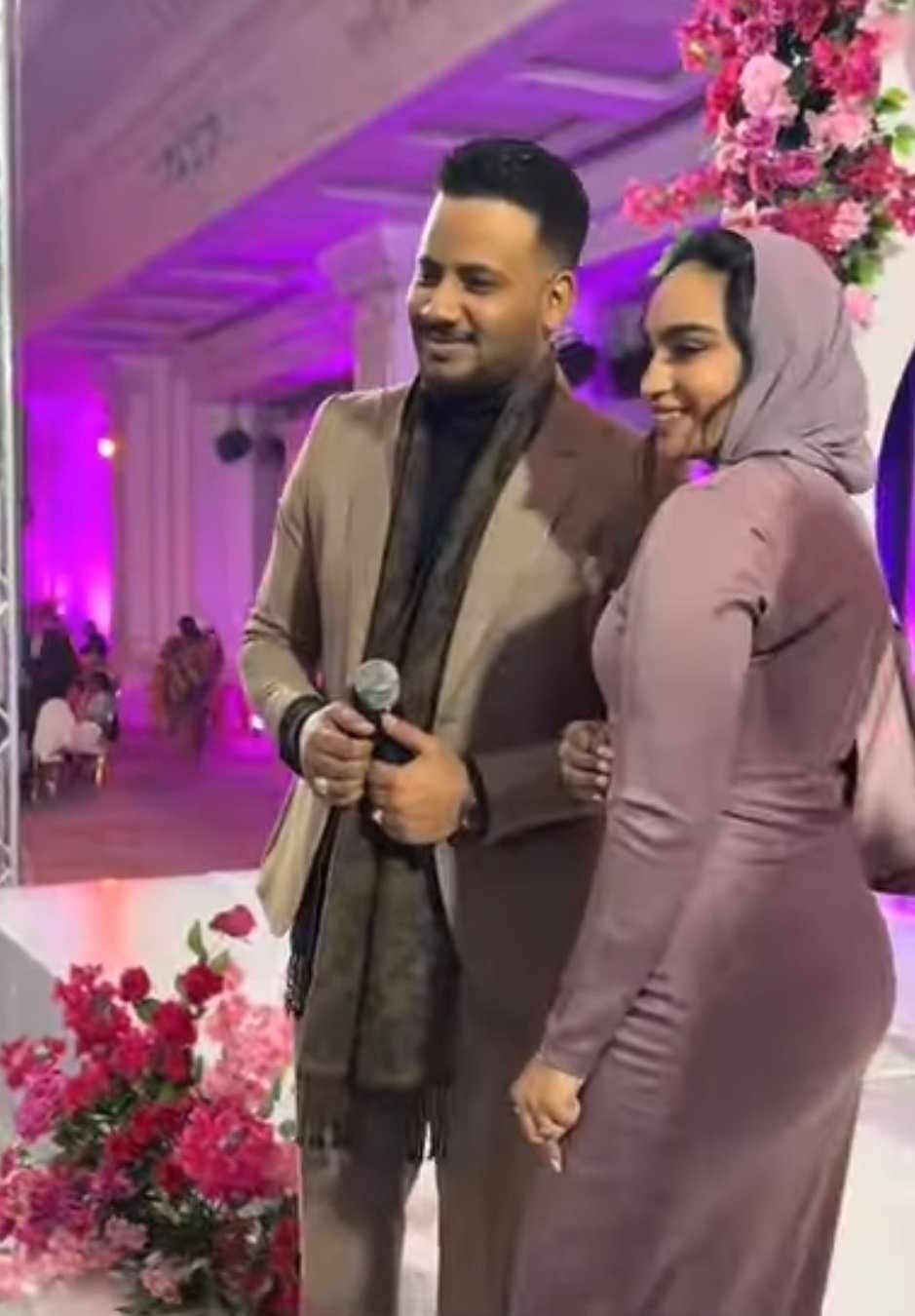 شاهد بالصورة والفيديو.. حسناوات سودانيات يتسابقن لالتقاط صور مع الفنان عثمان بشة خلال حفل بالقاهرة 10 472077036 1175547353991456 3605144424085298839 n