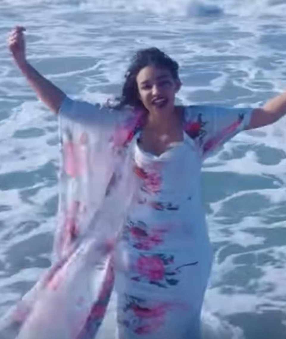 شاهد بالصورة والفيديو.. فنانة "راب" سودانية تثير ضجة واسعة بعد ظهورها في فيديو كليب جديد قام بتصويره من داخل البحر بأزياء مثيرة للجدل 10 472734169 1795432957977001 8157850914839597683 n