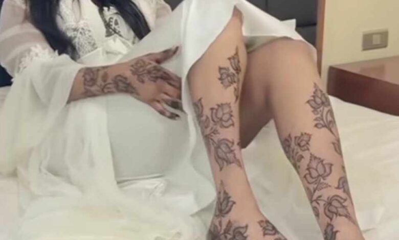 شاهد بالصورة والفيديو.. عروس سودانية حسناء تثير ضجة غير مسبوقة وتستعرض جمالها وجسمها من داخل غرفة نومها بإغراء واضح والجمهور يختلف حول هويتها 1 472974973 621604383727236 1828281924188288025 n
