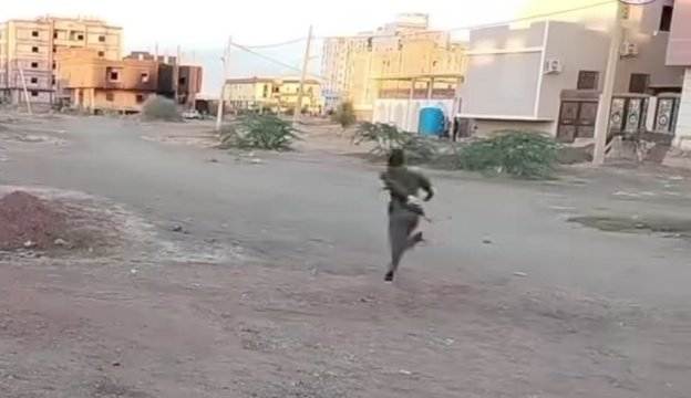 بالصورة والفيديو.. مقطع يجبس الأنفاس.. شاهد فدائية جندي بالجيش السوداني عندما قام بالجري بثبات ويقين أمام أحد القناصين ليكشف لزملائه مكان تواجده 1 473386498 594706536535053 5540938182024151686 n