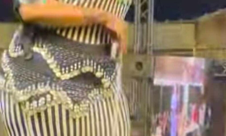 بالفيديو.. المودل ظهرت بفستان ضيق ومحذق وتفاعلت بالرقص.. عرض أزياء سوداني بالقاهرة يثير ضجة اسفيرية واسعة وساخرون: (فستانك دا ظهرت بيهو نانسي عجرم في اه ونص قبل 21 سنة) 1 473893032 1917935815702944 6111524711713248246 n