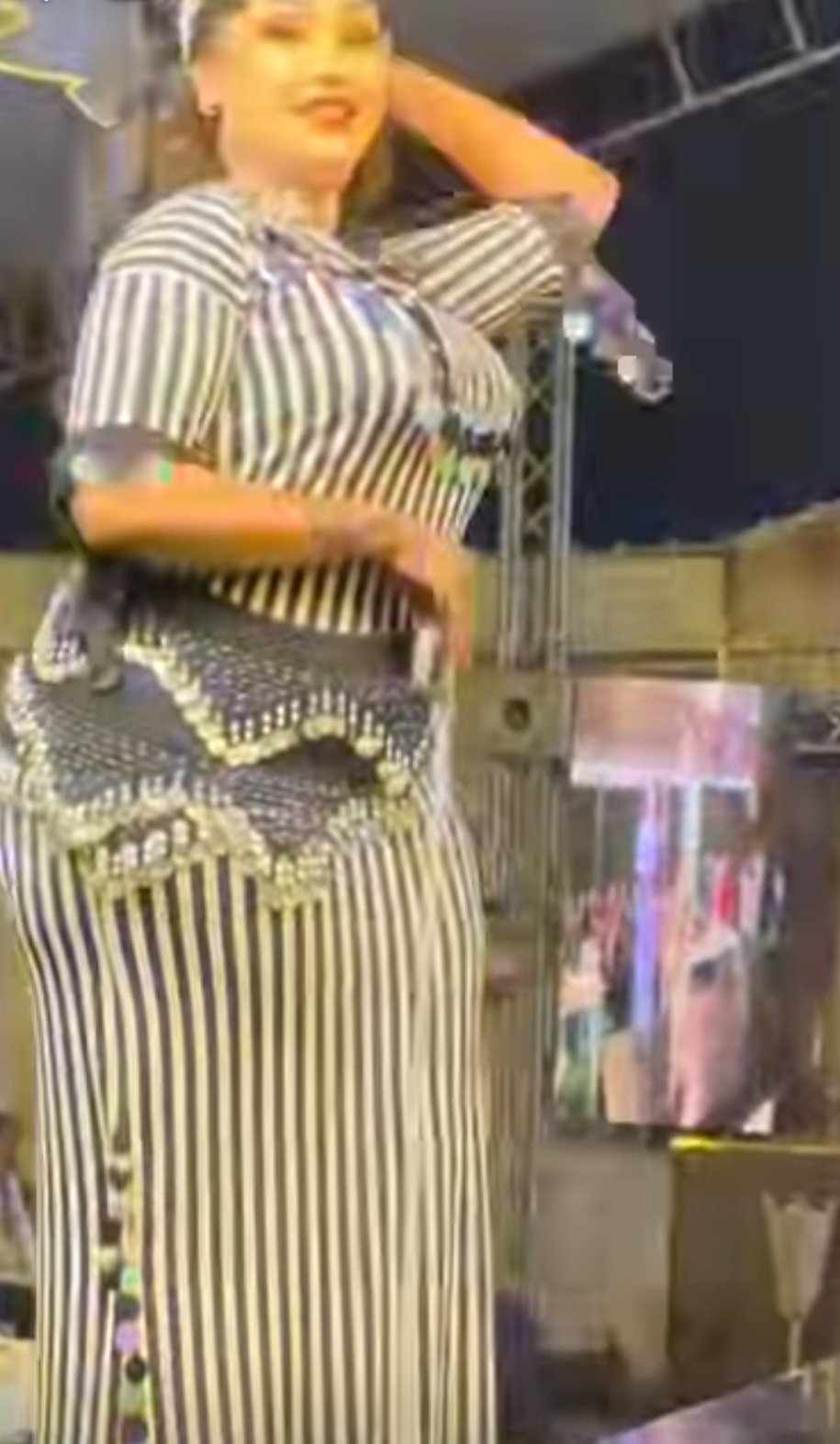 بالفيديو.. المودل ظهرت بفستان ضيق ومحذق وتفاعلت بالرقص.. عرض أزياء سوداني بالقاهرة يثير ضجة اسفيرية واسعة وساخرون: (فستانك دا ظهرت بيهو نانسي عجرم في اه ونص قبل 21 سنة) 10 473893032 1917935815702944 6111524711713248246 n