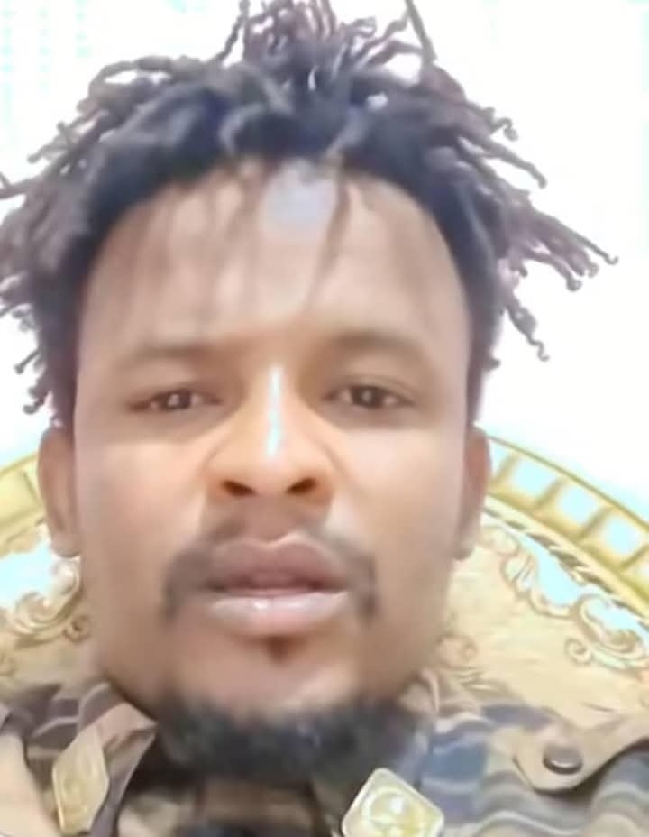 بالصورة والفيديو.. قبل أيام من اغتياله.. شاهد اخر خطابات "موسى" شقيق القائد الميداني للدعم السريع"جلحة" (الشعب السوداني واقف مع الجيش والكلب بدور خناقو) 10 475252849 968027695447207 8811239487013417836 n 1