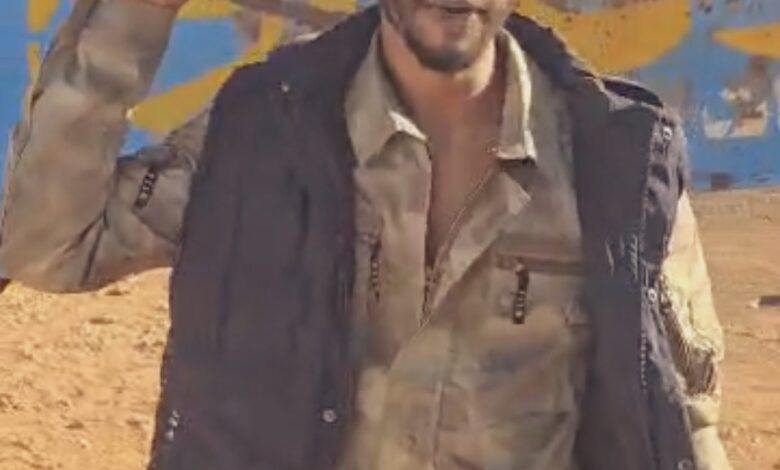 شاهد بالفيديو.. شيبة ضرار يسخر من القائد الميداني للدعم السريع عمر جبريل: (صورتك الأولى سمحة كنت بتأكل سمك ومرتاح وهسا شعرك مليان تراب.. كتمت ولا ايه؟) 1 GhBnCTSXwAAaRQO