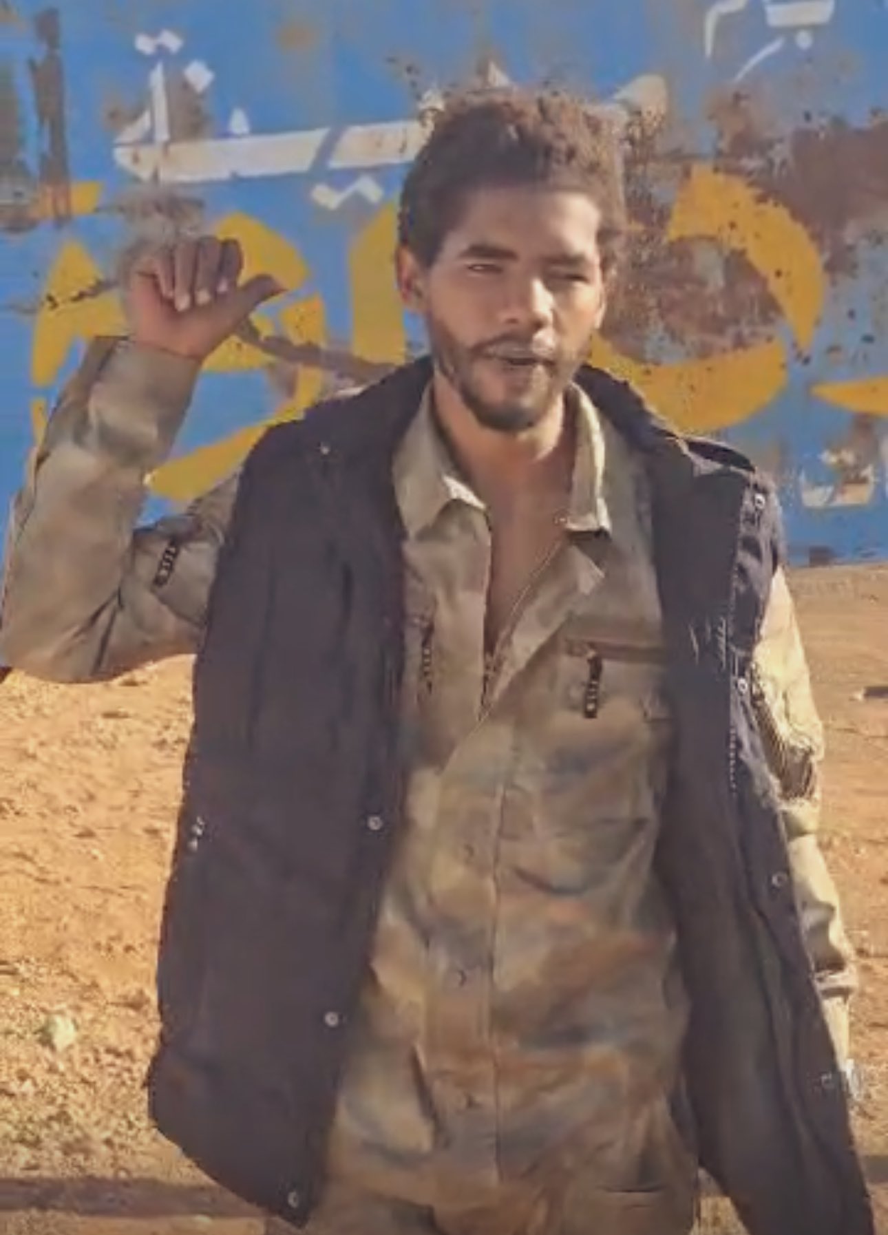 شاهد بالفيديو.. شيبة ضرار يسخر من القائد الميداني للدعم السريع عمر جبريل: (صورتك الأولى سمحة كنت بتأكل سمك ومرتاح وهسا شعرك مليان تراب.. كتمت ولا ايه؟) 10 GhBnCTSXwAAaRQO