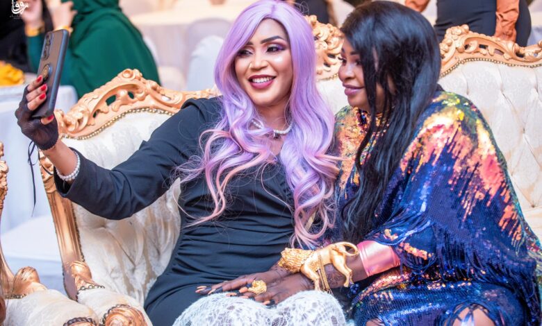 شاهد بالفيديو.. الفنانة السودانية المثيرة للجدل منى ماروكو تفتي: (الباروكة حجاب زي الطرحة والغناء ما حرام) 1 هبة جبرة ومنى ماروكو