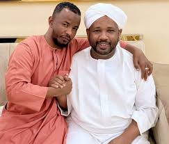 شاهد بالفيديو.. الفنان المعتزل صلاح ولي يحذر الشباب من "خم الرماد": (إياك أن تعصي الله في هذه الأيام وتخم الرماد على سجم رمادك يعني؟) 10 صلاح ولي