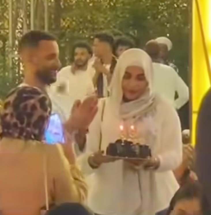 شاهد بالصورة والفيديو.. في أجواء رومانسية شهدها حفل جماهيري بالقاهرة.. سودانية تحتفل بعيد ميلاد زوجها وتهديه "تورتة" والجمهور الحاضر يتفاعل بالتصفيق والهتاف 10 474931622 971857924509095 3685679462154823838 n