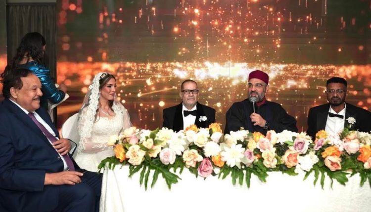 شاهد بالصور.. في حضور وزير الخارجية.. زواج رجل أعمال سوداني من صحفية مصرية معروفة بالقاهرة والجنس اللطيف يتحسر: (الحقونا يا بنات المصريات شفشفونا) 1 475807419 656543273394811 8533737915999047209 n 1