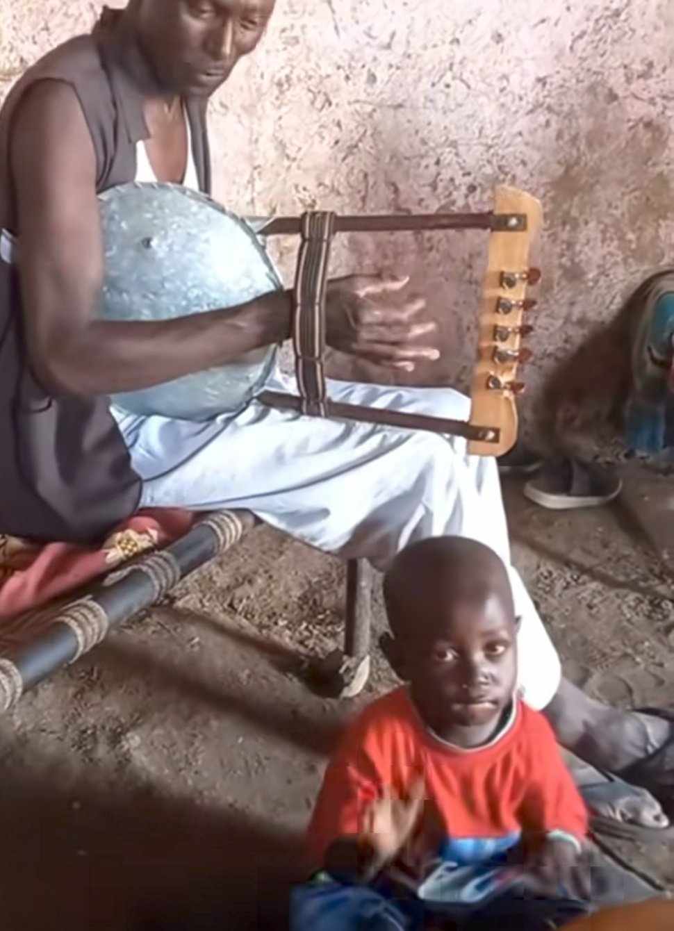 شاهد بالصورة والفيديو.. بطريقة أصابت المتابعين بالذهول.. طفل سوداني لم يتجاوز عمره 3 سنوات يبهر الجميع بعزفه لوالده وهو يغني رائعة الفنان ود الأمين 10 475983177 641706048298149 7641577872082826725 n