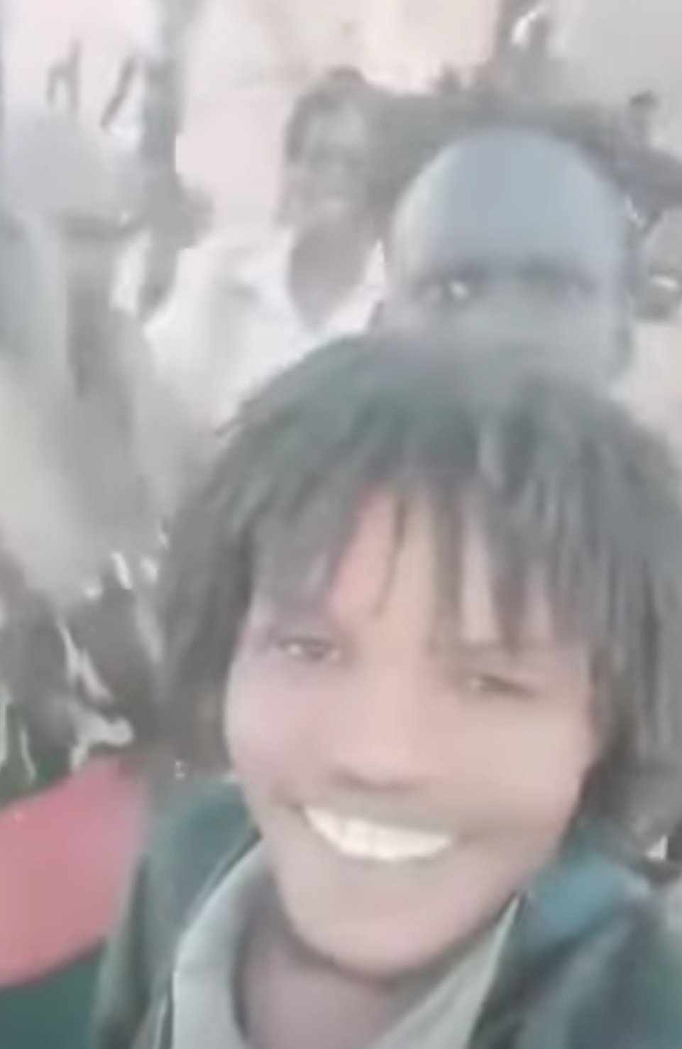 شاهد بالفيديو.. سخرية كبيرة داخل مواقع التواصل التواصل من أحد أفراد الدعم السريع ظهر في مقطع وهو يحتفل مع زملائه ليتفاجأ بعدها ويجد نفسه أسيراً في قبضة جنود العمل الخاص بالجيش ويصرح: (أمن يا جن) 10 475983585 545426838531516 8488763015758954492 n