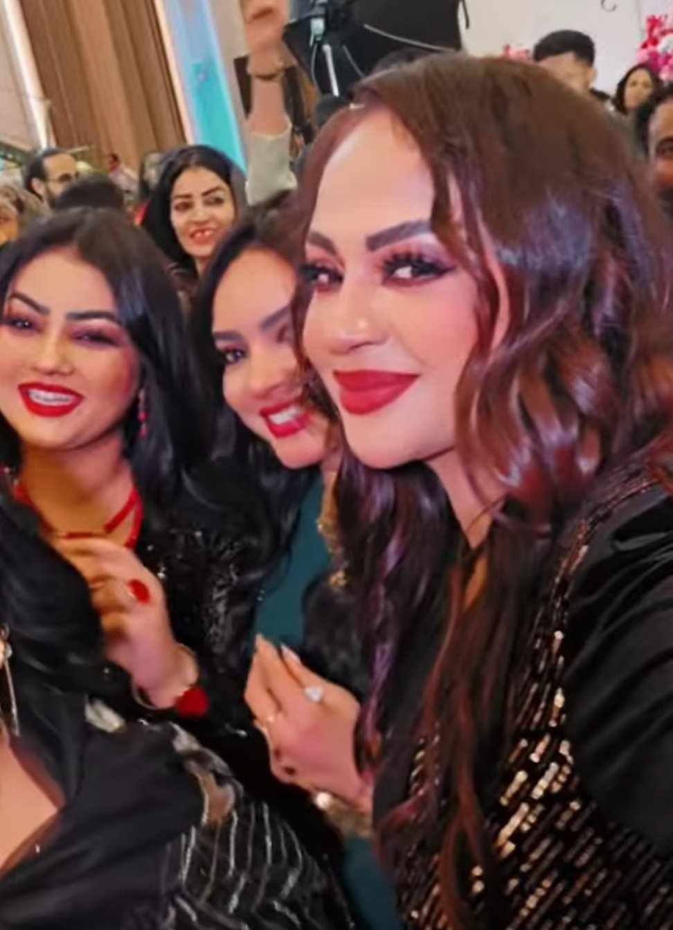 شاهد بالصورة والفيديو.. بقيادة أفراح عصام ورشا الرشيد وإسراء سليمان.. حسناوات الفن والإعلام يستعرضن جمالهن بوصلة رقص مثيرة خلال حفل زفاف خبيرة التجميل سماح تبيدي 10 476419085 1327122014984215 1238794371463095838 n