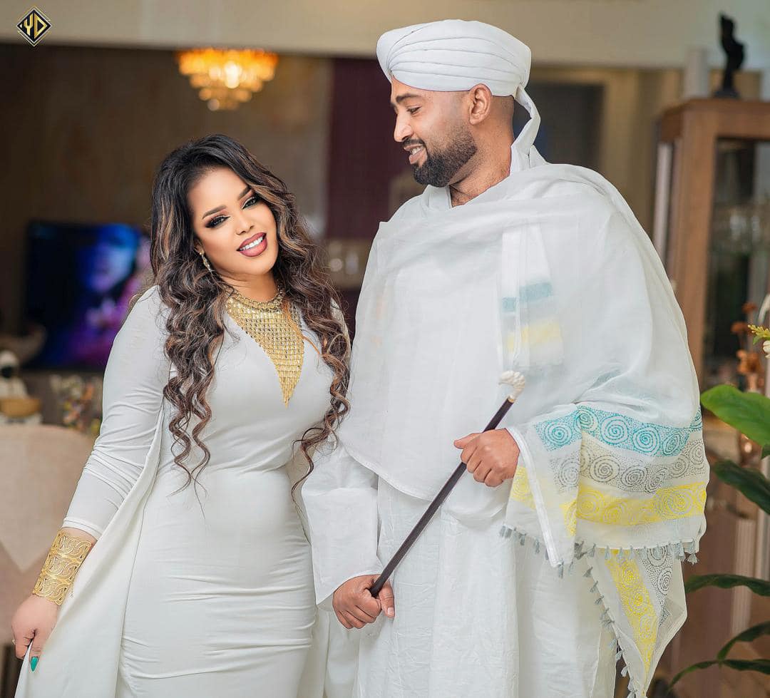 شاهد بالفيديو.. وسط تعليقات متباينة من الجمهور.. طفلتان تزفان خبيرة التجميل السودانية سماح تبيدي على الطريقة الأجنبية 10 476610616 2303998299981962 541440161696798749 n