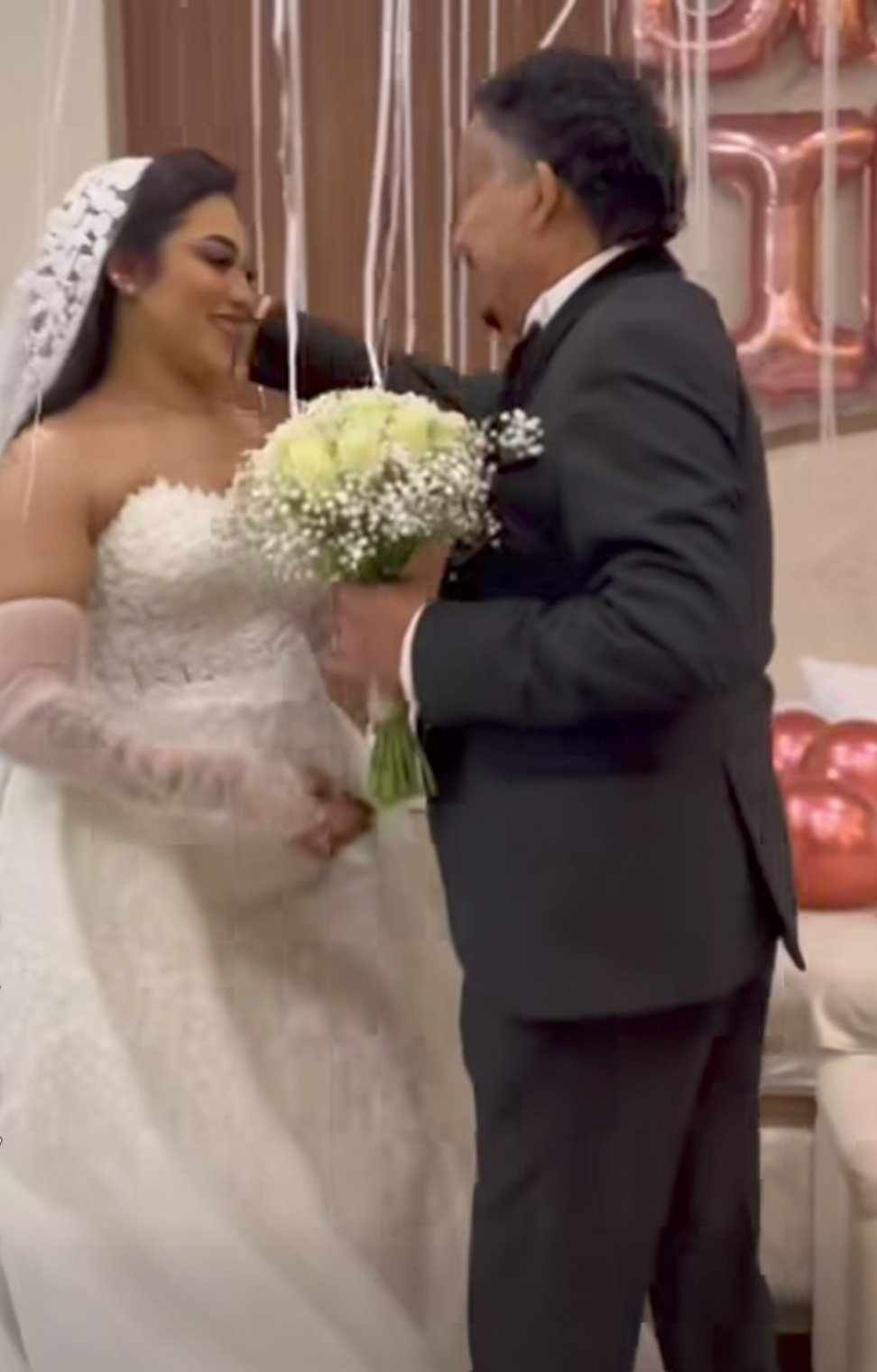 شاهد بالصورة والفيديو.. إهتمام إسفيري غير مسبوق بالزواج الأسطوري لرجل الأعمال شبيه "حمدوك" من سيدة أعمال حسناء والجمهور يعلق: (الشوقر دادي شغالين عرس جد) 10 476697399 934406372206376 5015836555949596389 n