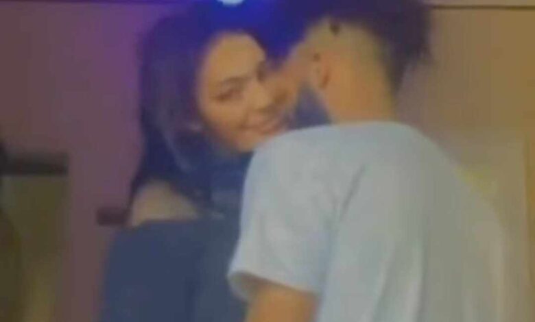 شاهد بالصورة والفيديو.. فتاة سودانية تشعل ثورة من الغضب على مواقع التواصل الاجتماعي بتصويرها مقطع مع حبيبها وهما يتبادلان العناق والأحضان واللحظات الرومانسية 1 481069833 1349762386041215 3621667864376809632 n